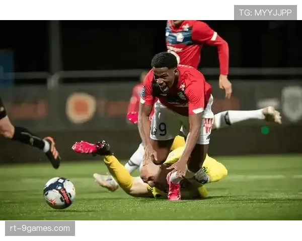 镜头：斯特拉斯堡小将阿德里安·托马森打入法甲处子球后与父亲相拥