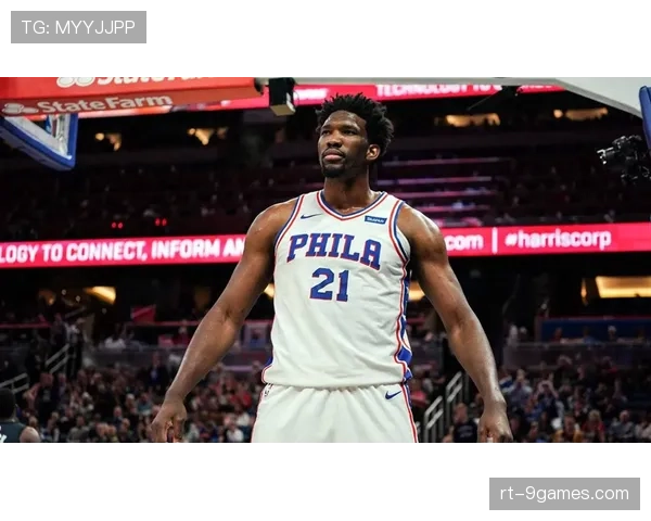 特写:现场镜头捕捉到恩比德与唐斯赛前拥抱,一笑泯恩仇 特写:现场镜头捕捉到恩比德与唐斯赛前拥抱,一笑泯恩仇